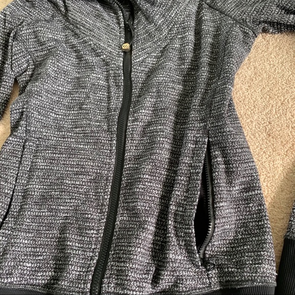 Lululemon Women’s sweater Size 2 - Picture 3 of 12